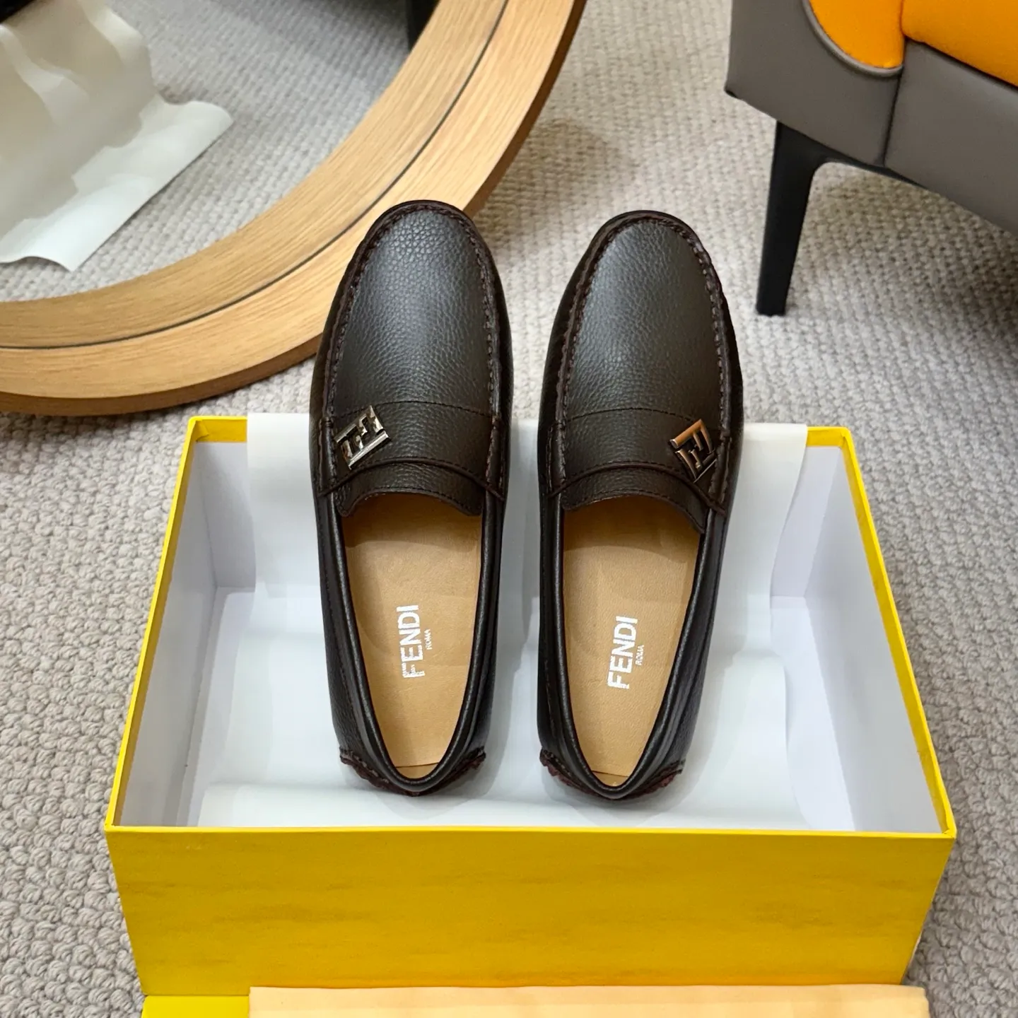 Men's shoes 💰420 [FENDI Fendi] 2⃣️0⃣️2⃣️5️⃣New Milan men's fashion lazy catwalk style ✅ fashionable casual beanie shoes, imported calfskin fabric, super smooth texture, sweat-absorbent and breathable, (sheepskin lining). Metal LOGO on the shoe body, Medusa avatar, irregular avatar, high-end craftsmanship logo✅ French Loft set foot design style 👟Low-key and elegant, great on-foot effect... Men's shoe size: 38-46 (4-12)